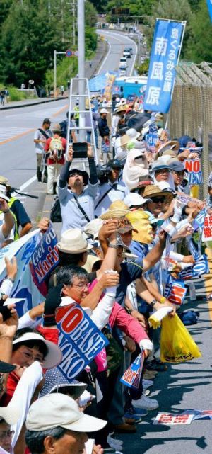 米軍キャンプ・シュワブゲート前で手をつなぐ「人間の鎖大行動」の参加者=22日午後2時36分、名護市辺野古(下地広也撮影)