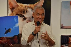 撮影時のエピソードなどを語る、動物写真家の岩合光昭さん=22日、浦添市美術館