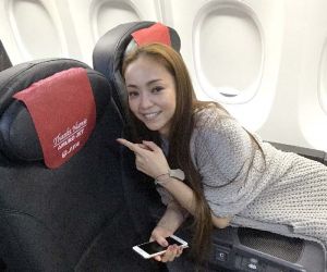 「AMURO JET」の座席番号1Aに座り、特別仕様シートを指さす安室奈美恵さん=5月(JTA提供)
