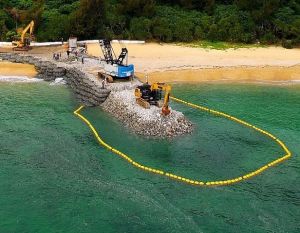 沖縄県名護市辺野古の米軍キャンプ・シュワブの海岸で進められている護岸工事の現場(資料写真、2017年5月24日撮影)
