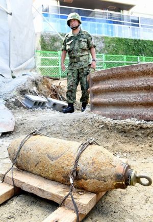 不発弾処理を終えた米国製50kg爆弾=23日午前11時30分、那覇市松尾