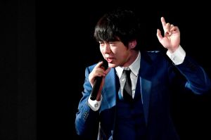 お笑いライブで、ネタを披露するウーマンラッシュアワーの村本大輔さん=3日、那覇市
