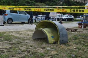 ビーチに漂着した部品。米軍MV22オスプレイのエンジンカバーとみられる=9日、うるま市伊計島の大泊ビーチ