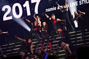 引退前夜に行われた最後のライブで熱唱する安室奈美恵さん(中央)=15日、沖縄県宜野湾市(田中聖太郎氏撮影)