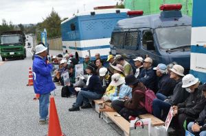 米軍キャンプ・シュワブゲート前で抗議集会を開く市民ら=21日午前、名護市辺野古