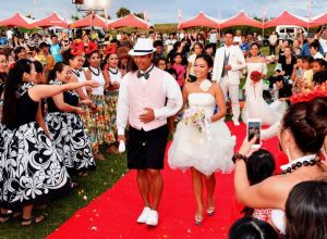 カギマナフラ・ウエディングで来場者から祝福を受ける2組の新郎新婦=7日午後6時すぎ、宮古島市・トゥリバー海浜公園(渡辺奈々撮影)