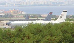 米軍嘉手納基地に飛来した大気観測機WC135C(通称コンスタント・フェニックス、写真手前)=5日10時20分ごろ、米軍嘉手納基地(読者提供)