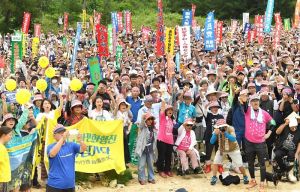 ガンバロー三唱で気勢を上げる大会参加者=14日、名護市瀬嵩(田嶋正雄撮影)