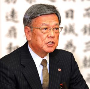 共同会見で報道陣の取材に応じる翁長雄志知事=28日、県庁