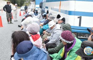 米軍キャンプ・シュワブゲート前に座り込み、新基地建設に反対する市民ら=23日、名護市辺野古