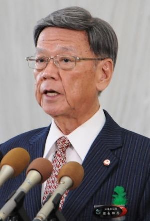相次ぐ米軍機による部品落下に怒りをあらわにする翁長雄志知事=7日、県庁