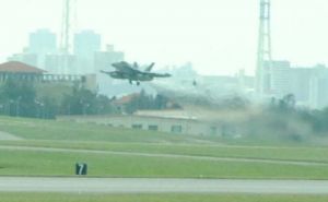 嘉手納基地を離陸する原子力空母艦載のFA18戦闘攻撃機=24日午後0時30分ごろ
