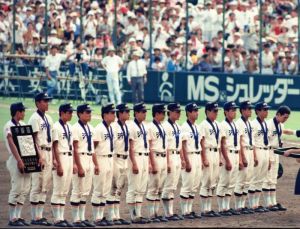 県勢で初めて決勝に進出した沖縄水産。天理に0-1で惜敗した=1990年8月21日、甲子園球場