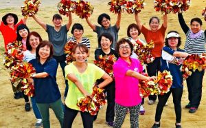 チアリーディングの練習に励む「Ryukyu girls」のメンバー=15日午後、那覇市・奥武山運動公園サブクラウンド(金城健太撮影)