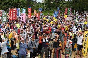 ガンバロー三唱で気勢を上げる集会参加者=14日、名護市瀬嵩