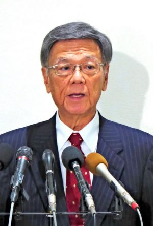 米国から帰国後、「県独自の辺野古代替案を策定する考えはない」と語る翁長雄志知事=16日、那覇空港