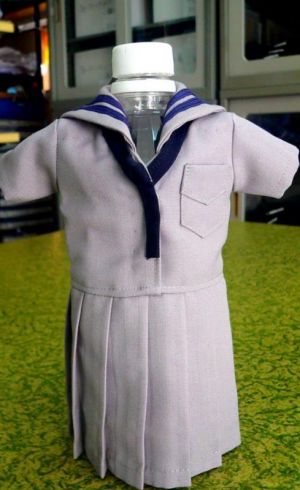 名護高校の夏服の記事で、本物そっくりに作られたペットボトルカバー