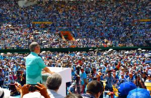 辺野古新基地反対の県民大会で演説する翁長雄志知事=2015年5月17日、那覇市・沖縄セルラースタジアム那覇