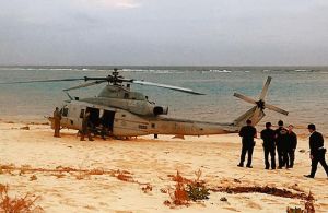 砂浜に不時着した米軍UH1ヘリ=6日午後4時47分、うるま市・伊計島(読者提供)