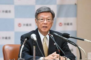 定例記者会見で質問に答える翁長雄志知事=19日午前、那覇市泉崎・県庁