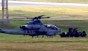 普天間飛行場所属のAH1Z攻撃ヘリから使用していない実弾を降ろす米兵。実弾射撃訓練の後とみられる=11日午後3時すぎ、嘉手納基地(読者提供)