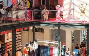 琉球舞踊の披露など沖縄をPRしたユニクロの店内=パリ市内