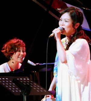 20周年記念コンサートで柔らかなハーモニーを響かせるKiroroの玉城千春(右)と金城綾乃=宜野湾市・沖縄コンベンションセンター