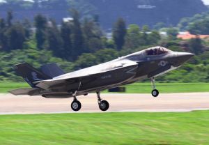 26日に引き続き、最新鋭ステルス戦闘機F35B2機が相次いで嘉手納基地に飛来した=27日午前10時15分ごろ(読者提供)