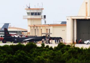 嘉手納基地に飛来し、旧海軍駐機場に止められたU2偵察機。今回の飛来で4機目となる=1日午後5時19分、嘉手納基地(読者提供)