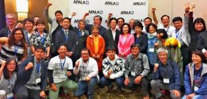 アジア太平洋系アメリカ人労働組合(APALA)総会での沖縄決議の採択を喜ぶオール沖縄会議訪米団メンバーとAPALA幹部ら=19日、米カリフォルニア州アナハイム市띱띱