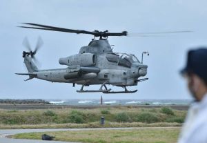 整備を終え離陸する米軍AH1Z攻撃ヘリコプター=午前10時54分、渡名喜村営ヘリポート