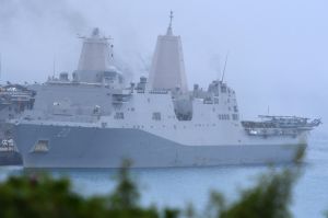 (資料写真)揚陸艦グリーン・ベイ=2017年3月、沖縄県うるま市・ホワイトビーチ