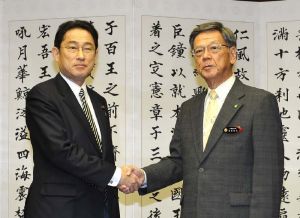 会談を前に握手を交わす翁長雄志知事(右)と岸田文雄外務大臣=26日午前、沖縄県庁