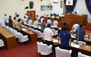 F15墜落に対する抗議決議、意見書の両案を全会一致で可決した宜野湾市議会=25日、宜野湾市議会議場