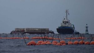 臨時制限区域に入るコンクリートブロックを積んだ台船=5日午前8時37分、名護市・大浦湾