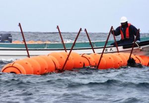 フロートにひもを通すような穴がある支柱が立てられた=14日、名護市辺野古沖