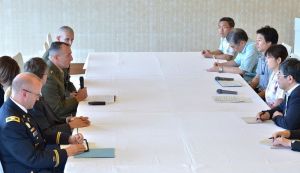 稲田朋美防衛相(右から2人目)との面談で、あいさつをする在日米軍のチャールズ・シュローティ副司令官(左奥2人目)=24日午後、名護市・オキナワマリオットリゾート&スパ