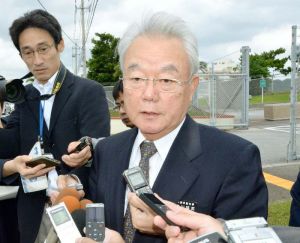 在沖海兵隊のポール・ロック准将と面談後、記者団の質問に答える富川盛武副知事=8日午後、北中城村