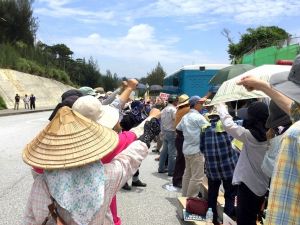 抗議の声を上げる市民ら=3日、名護市・キャンプ・シュワブ