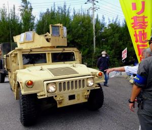 ナンバープレートの付いていない米軍車両=15日午後、名護市辺野古の米軍キャンプ・シュワブゲート前(読者提供)