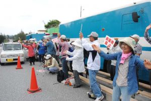 歌やカチャーシーを踊りながら、抗議を続ける市民ら=20日午前、名護市辺野古の米軍キャンプ・シュワブゲート前