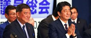 自民党総裁選を終えた安倍首相(右)と石破元幹事長=20日午後、東京・永田町の党本部