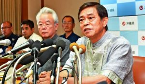 承認撤回について説明する謝花喜一郎(右)、富川盛武両副知事=31日午後4時すぎ、沖縄県庁(金城健太撮影)