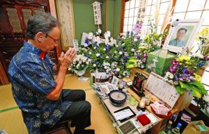 翁長雄志沖縄県知事の自宅の祭壇に手を合わせる玉城デニー氏=1日午後、那覇市