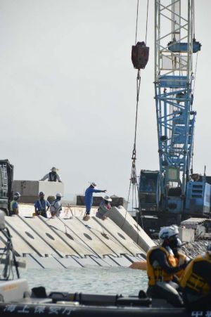 被覆ブロックの設置作業が進む「K4」護岸建設現場=17日、名護市辺野古