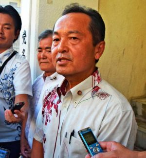 候補者選考委で出馬表明後、記者団の質問に答える渡具知武豊氏=31日、自民党名護市支部事務所前
