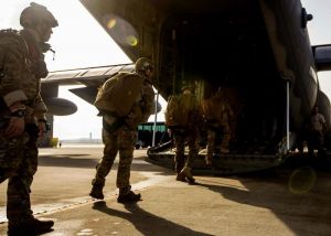 米各軍の特殊作戦部隊に所属する兵士らが参加し、米空軍嘉手納基地で4月に実施されたパラシュート降下訓練(米海兵隊提供)
