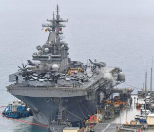 米軍ホワイトビーチに寄港中の米海軍の強襲揚陸艦「ワスプ」。オスプレイなどが搭載されている=16日正午すぎ、うるま市