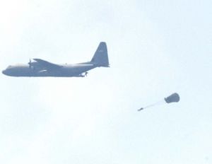 米軍機からパラシュートで降下する兵士=5日午前11時25分、うるま市津堅島沖