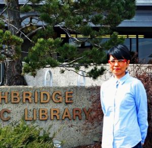 上映会の主催者、和美・マースィエンセンさん=カナダ・レスブリッジ市公共図書館前띱